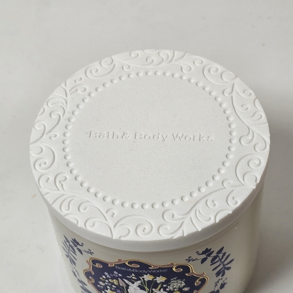 Bath & Body Works Easter Candy Basket 3 Wick Candle Ceramic Shimmer Lid New - Picture 3 of 4